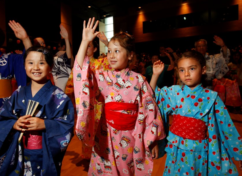 3 young girls in Kimonos