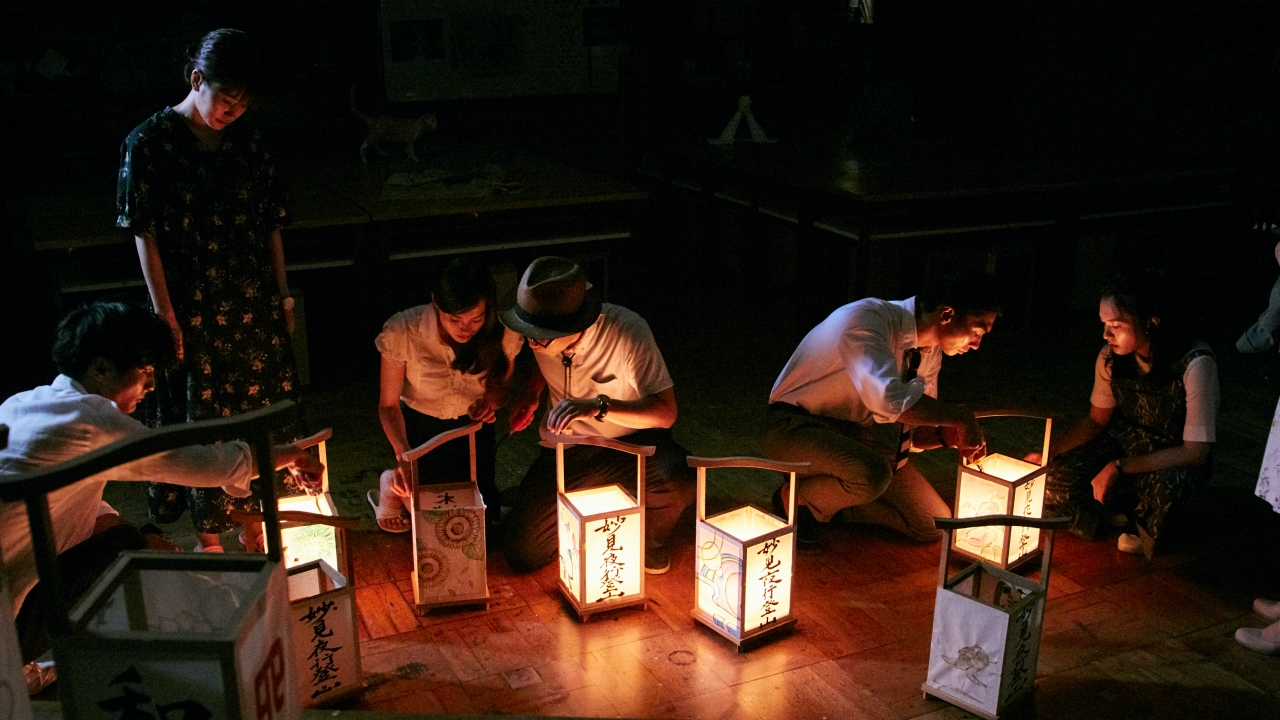 THE MASTER OF FUNERALS preparing lantern