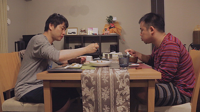two men eating