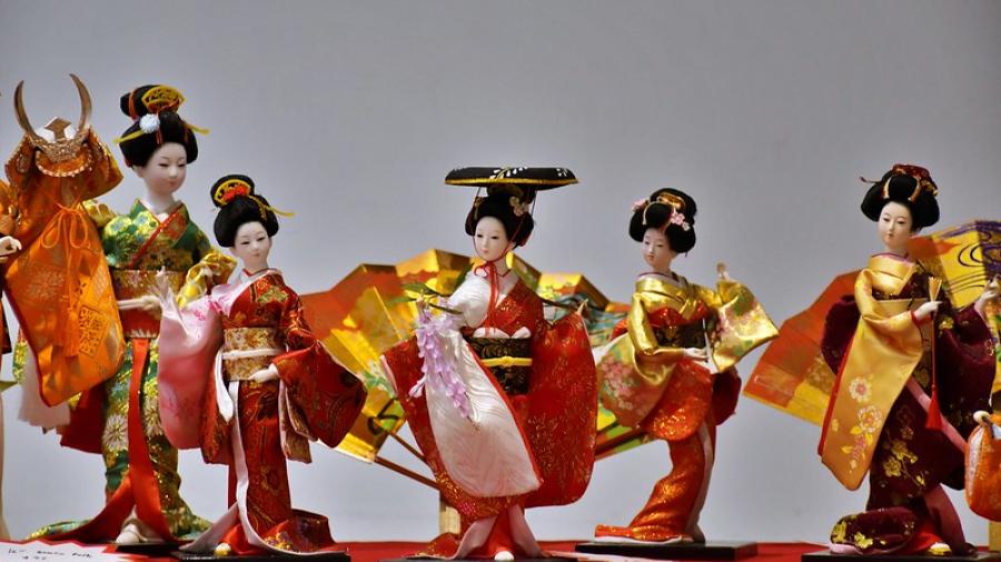 small figurines in traditional Japanese clothing