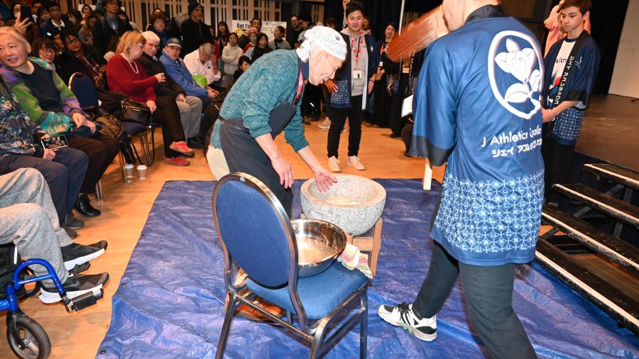 2 men doing mochi tsuki